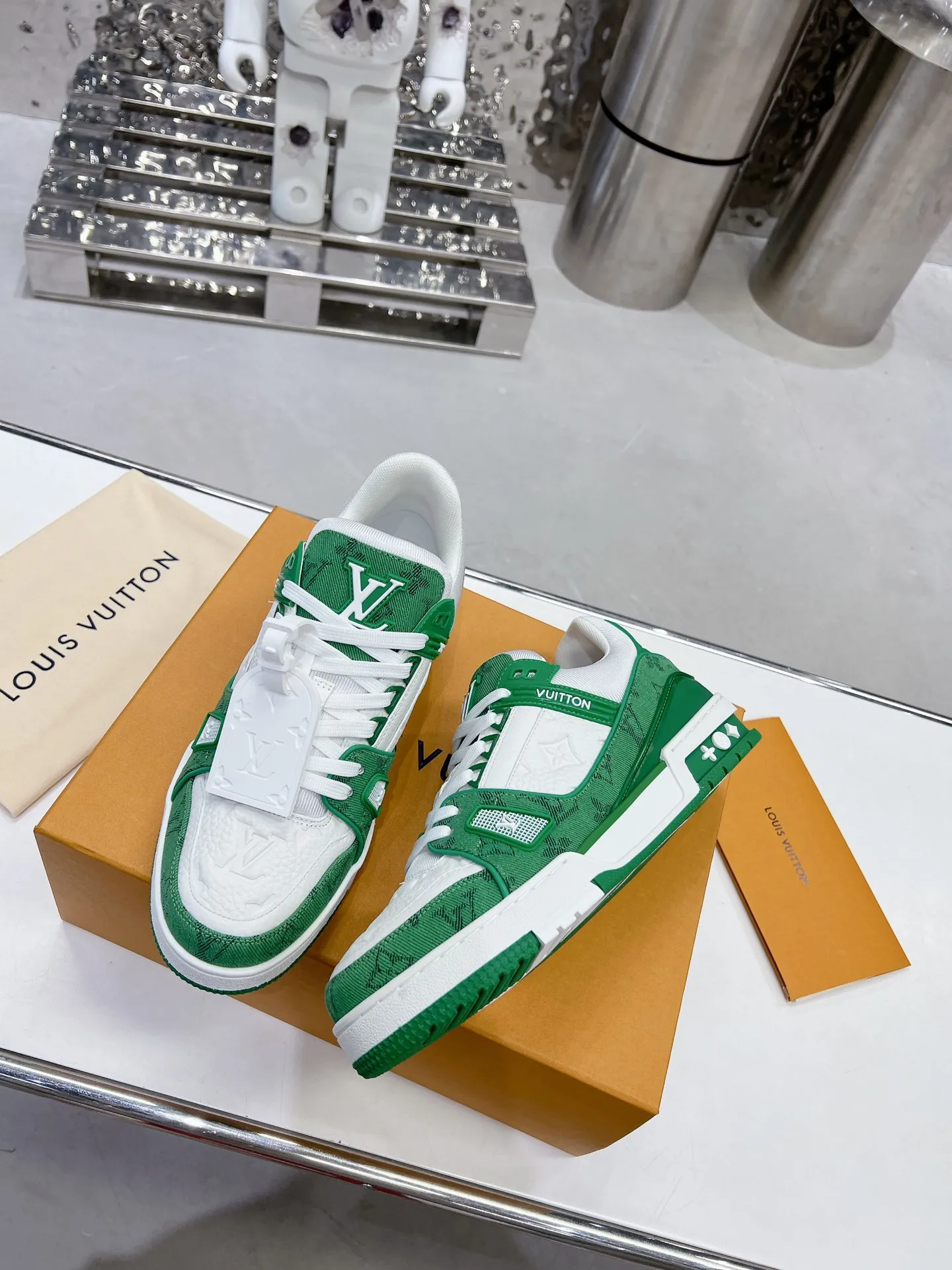 👟👟Ex-factory price 840👟👟 Women's Shoes Factory LV top version 2023 new model Purchasing quality LV~Louis Vuitton Lv TRAINER's best-looking sneakers, Donkey Brand strongly promotes new products, official website limited edition retro basketball sneakers! Both high-cut and low-cut products cost money to purchase an accurate 1:1 replica of the original version. The details are invincible and full of sincerity. The imported and customized original cowhide leather is the same as the original version. The details are 100% restored. The private model customizes the original one-piece T👟👟 ex-factory price U outsole. It is different from other brands. Without the original version, this effect cannot be achieved!    Men's and women's models 35-40 39-45 (45 and 46 are customized and cannot be returned or exchanged)